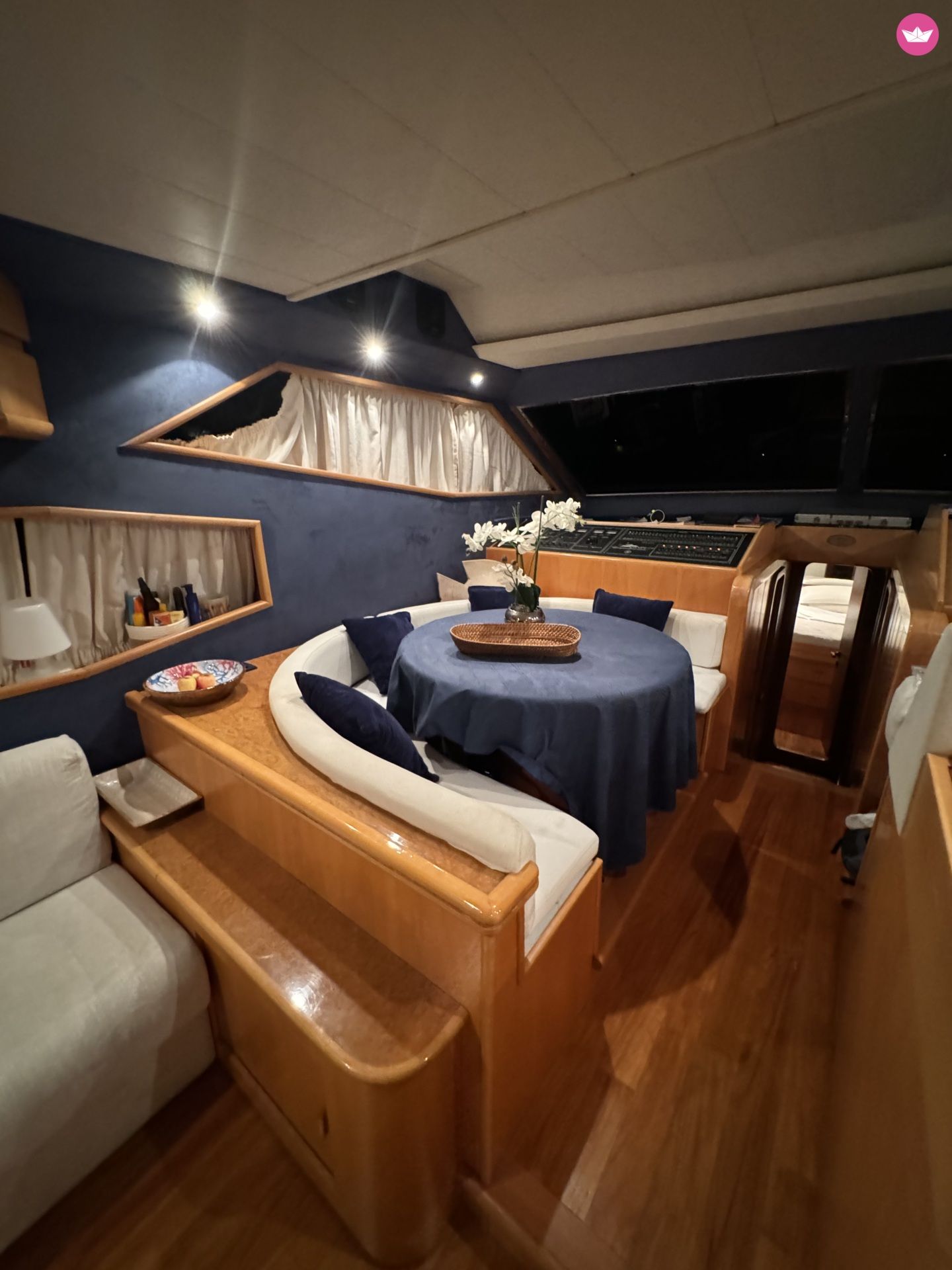 M/Y Gio interior dining saloon